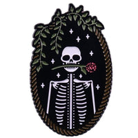 Thumbnail for Pin's Tête de Mort <br> Romantique